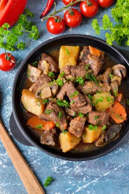 Sebze, patates ve mantarlı et gulaş 