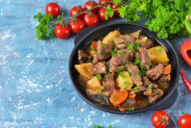 Sebze, patates ve mantarlı et gulaş 