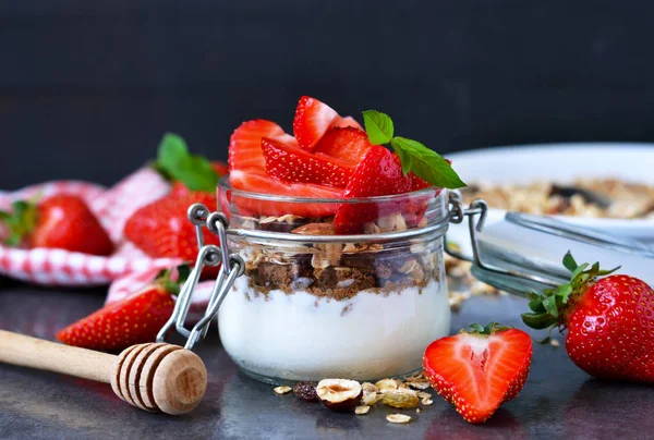 Licht ontbijt. Dessert met yoghurt, muesli en aardbeien. — Stockfoto