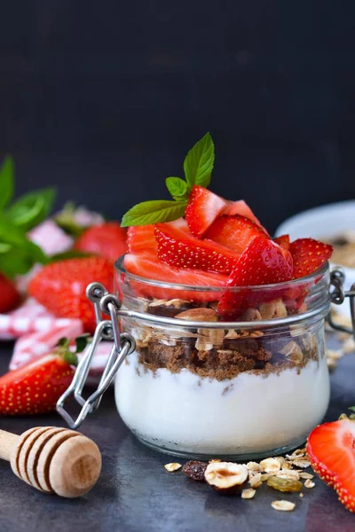 Легкий завтрак Десерт с йогуртом, мюсли и клубникой . — стоковое фото