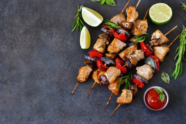 Tavuk kebap şişleri mantar ve biber ve Barbekü üzerinde