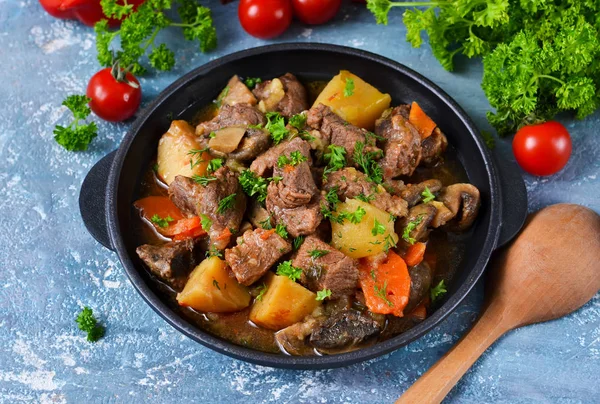 Goulache de viande aux légumes, pommes de terre et champignons — Photo