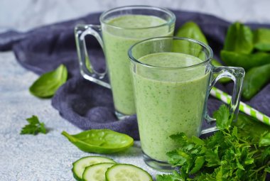 Avokado, salatalık ve ıspanak ile yeşil sebze güler yüzlü 