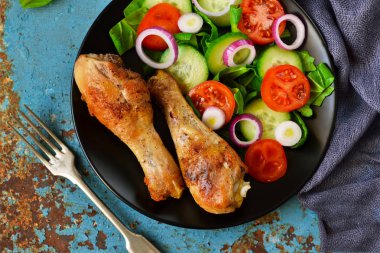 Fırında tavuk bir garnitür sebze salatası ile 