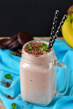 Detoks içecek - muz smoothie çikolatalı hamur ile