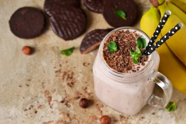 Detoks içecek - muz smoothie çikolatalı hamur ile