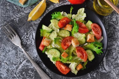 Salatalık, domates ve zeytinyağı ile sebze salatası 