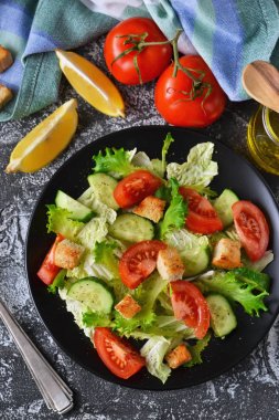 Salatalık, domates ve zeytinyağı ile sebze salatası 