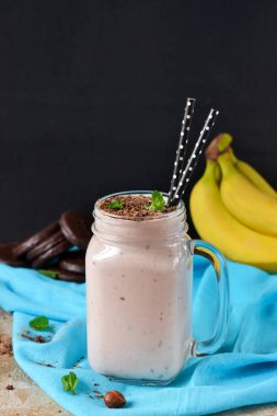 Detoks içecek - muz smoothie çikolatalı hamur ile