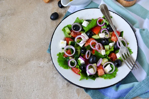 Ensalada griega clásica con salsa sobre un fondo de hormigón . — Foto de Stock