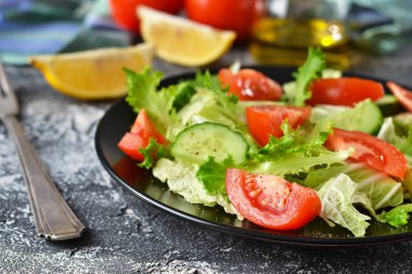 Salatalık, domates ve zeytinyağı ile sebze salatası 