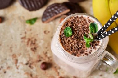 Detoks içecek - muz smoothie çikolatalı hamur ile
