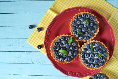 Tartlets beze ve metin için yer ile çilek ile