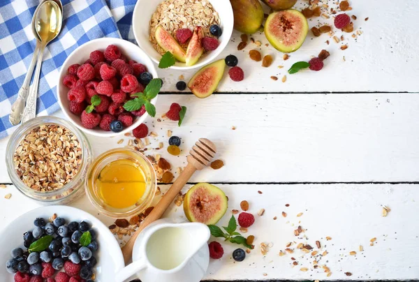 Buenos días - granola con miel, bayas y frutas . — Foto de Stock