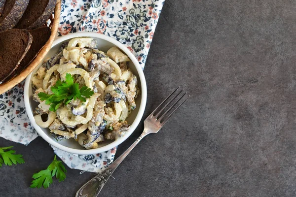 Salada de férias com cogumelos, legumes e molho — Fotografia de Stock