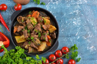 Sebze, patates ve mantarlı et gulaş 