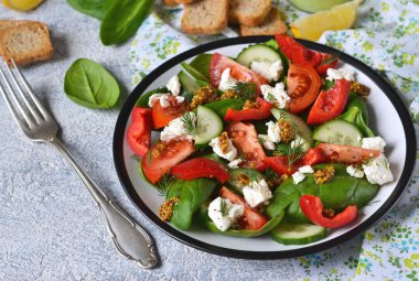 Sebze salatası ile domates, ıspanak ve beyaz peynir 