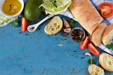 İtalyan ciabatta ekmeği tereyağı, sarımsak ve domates ile
