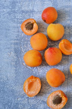 Taze, sulu kayısı bir beton gri arka plan üzerinde. Biyo gıda.