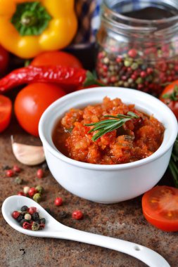 Domates soslu biber, sarımsak ve domates 