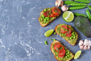 Tost avokado, yeşil bezelye ve domates ile