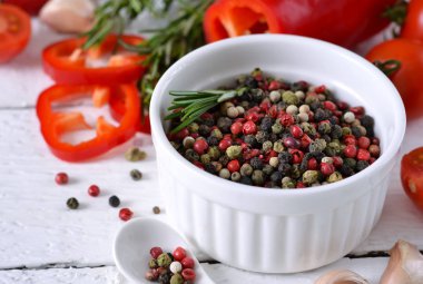 Beyaz ahşap arka plan baharat, biber ve biberiye ile. 