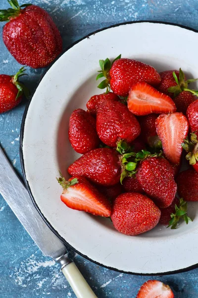 Fresh, juicy strawberries in a plate — Stock Photo, Image