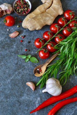 Gıda arka plan mermer bir zemin üzerine farklı malzemelerle. Kiraz domates, biberiye, sarımsak, biber, limon. Üstten Görünüm.