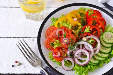 Avokado ve zeytin yağı ile sebze karışımı salata sosu