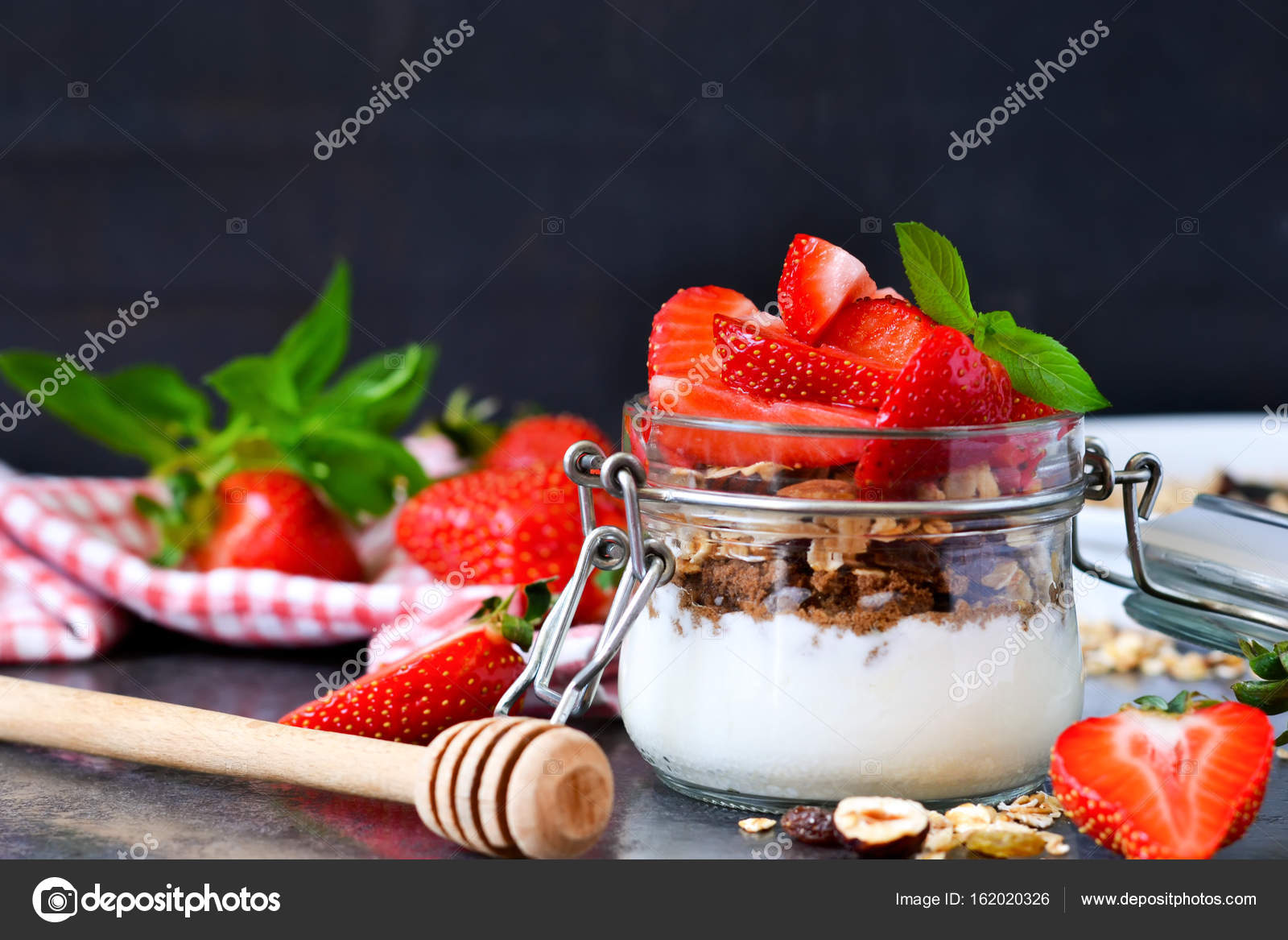 Leichtes Frühstück. Dessert mit Joghurt, Müsli und Erdbeeren ...