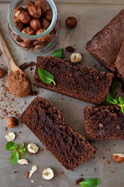 Fındık ile ev yapımı çikolatalı kek.
