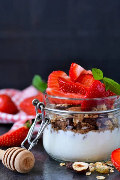 Легкий сніданок. Десерт з йогуртом, гранолою та полуницею . — стокове фото