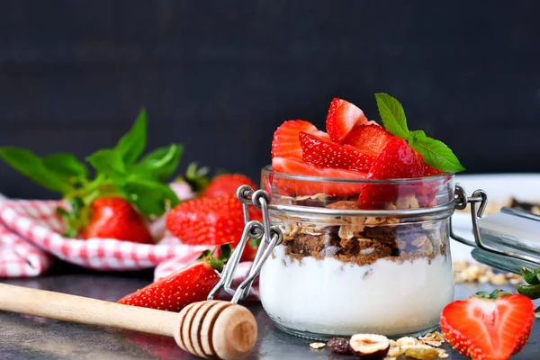 Легкий завтрак Десерт с йогуртом, мюсли и клубникой . — стоковое фото