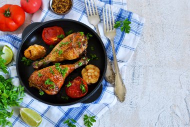 Izgara tavuk sebze ve pesto sos ile.