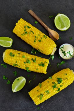 Taze, sulu mısır ızgara sosu, kireç ve Salantro ile.