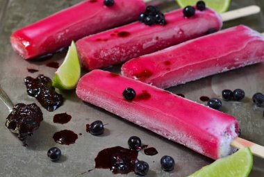 Hassas berry grunge arka plan üzerinde limonlu dondurma.