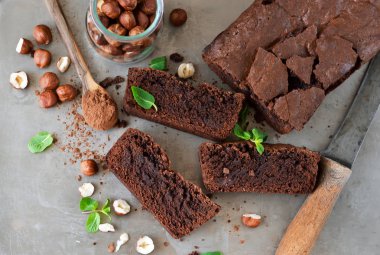 Fındık ile ev yapımı çikolatalı kek.