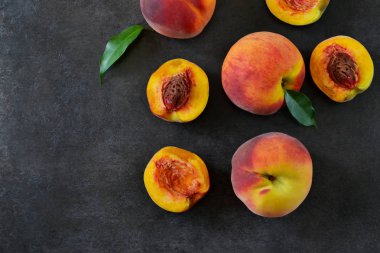 Siyah bir taş zemin üzerine taze, sulu şeftali. Organik gıda.