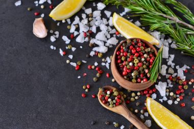 Tuz, biberiye ve sarımsak şeyl taş ile biber karışımı. 