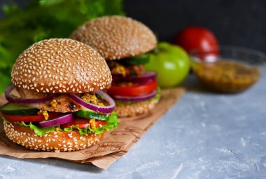 Ev yapımı, büyük hamburger eti ve taze sebze ile 