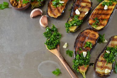 Pesto ve Sarımsak soslu fırında patlıcan.