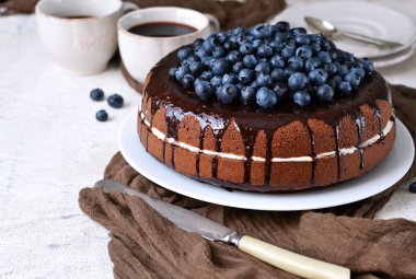 Ev yapımı çikolatalı kek krem ve yaban mersini.