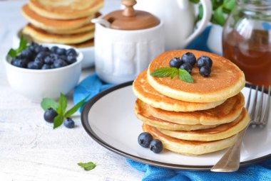 Ev yapımı vanilyalı punkcakes şurubu ve yaban mersini.