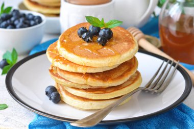 Ev yapımı vanilyalı punkcakes şurubu ve yaban mersini.