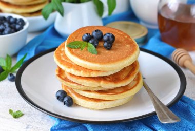 Ev yapımı vanilyalı punkcakes şurubu ve yaban mersini. 