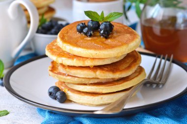 Ev yapımı vanilyalı punkcakes şurubu ve yaban mersini.