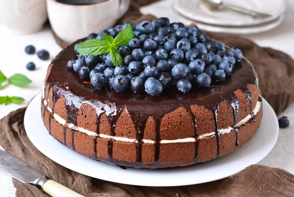 Hausgemachter Schokoladenkuchen mit Sahne und Blaubeeren. — Stockfoto