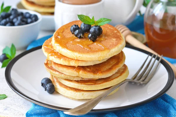 Ev yapımı vanilyalı punkcakes şurubu ve yaban mersini.