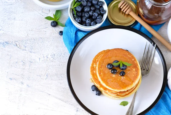 Hausgemachte Vanille-Puncakes mit Sirup und Blaubeeren. — Stockfoto