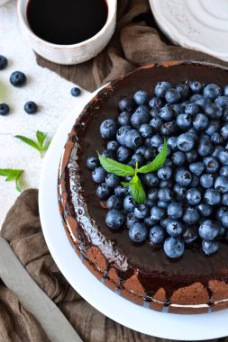 Ev yapımı çikolatalı kek krem ve yaban mersini 